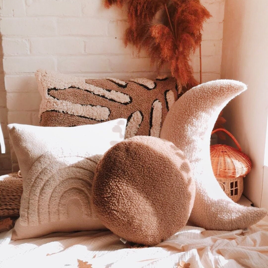 Mago Moon Pillow ブラウン ハーフムーン型 Large Sherpa Moon Pillow | 22