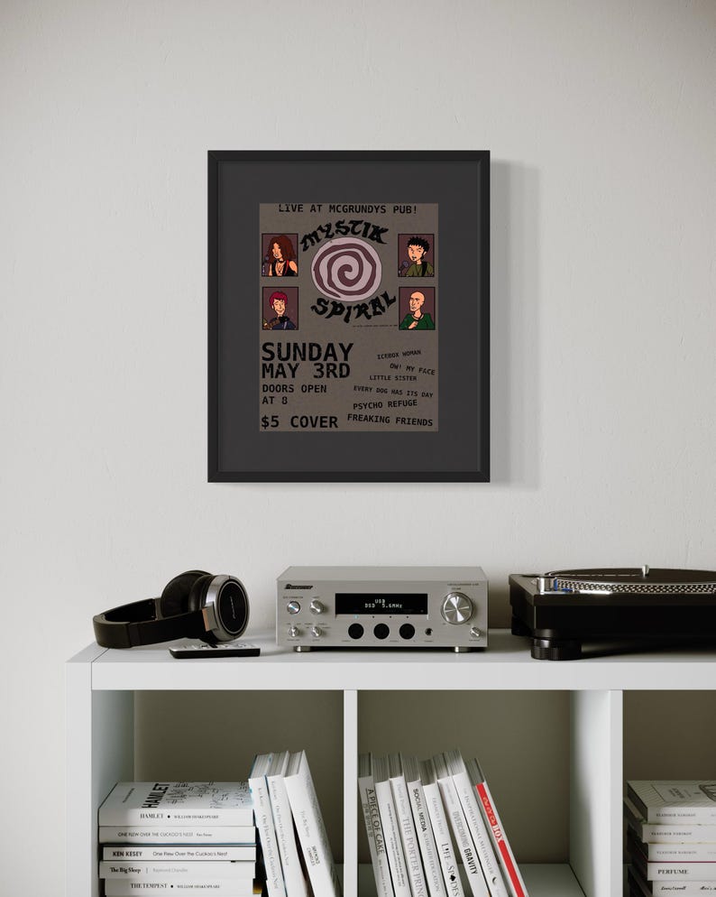 Op de afbeelding: Een ingelijste poster met de tekst "Mystik Spiral" en evenementdetails, waaronder "Zondag 3 mei" en een toegangsprijs van $5. De poster wordt weergegeven boven een plank met een stereoversterker, een koptelefoon en boeken.