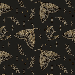 Op de afbeelding: Een herhalend patroon met goudkleurige motten, halve manen, takjes en sterren op een zwarte achtergrond. De motten hebben gedetailleerde vleugelpatronen en de manen zijn versierd met delicate plantillustraties. Het ontwerp heeft een hemels en mystiek thema.