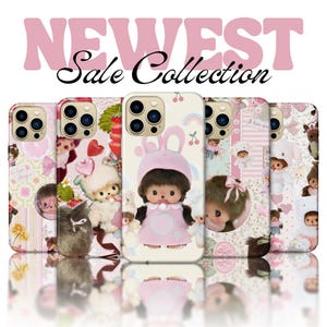 Op de afbeelding: Een collectie telefoonhoesjes met diverse ontwerpen. De hoesjes tonen illustraties van stripfiguren, aardbeien, harten en regenbogen in roze, wit en bruin. De tekst "NEWEST Sale Collection" staat bovenaan.