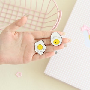 Cute Egg Pin,Fried Egg Brooch,Food Element Enamel Pin for Backpack Bag,Egg-Cellent Badge for Her,Eggscuse Me Lapel Pins,Funny Minimalist Pin