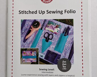 Wzór na szycie w formie kieszonkowej łatki Stitched Up Sewing Folio firmy Little Moo Designs