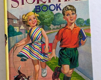 Könnte beinhalten: Vintage Kinderbuchcover mit dem Titel "Enid Blyton's Storytime Book". Das Cover zeigt zwei Kinder und einen Hund, die auf einem Bürgersteig gehen. Das Mädchen trägt ein gestreiftes Kleid, der Junge ein rotes Hemd und grüne Shorts.