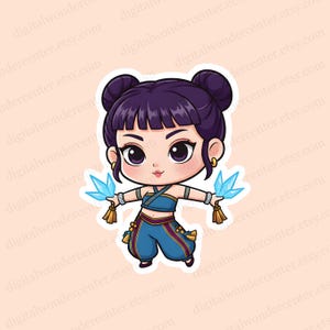 Puede incluir: Una pegatina con un personaje de estilo chibi con cabello morado en dos moños, vistiendo un atuendo azul con detalles dorados. El personaje sostiene dos objetos azules con forma de cristal, sobre un fondo melocotón.