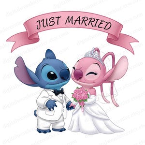 Puede incluir: Ilustración digital de los personajes Stitch y Angel de Lilo & Stitch. Stitch, con un traje blanco, y Angel, con un vestido de novia, se toman de la mano bajo una pancarta rosa que dice "JUST MARRIED".