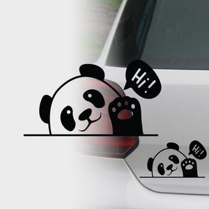 Puede incluir: Calcomanía de coche de oso panda en blanco y negro. El panda está saludando con una pata y tiene un bocadillo que dice "¡Hola!". También es visible una versión más pequeña de la calcomanía.