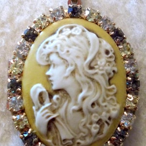 Sposa In velo resina sollievo ritratto Cameo Locket Pendant rara alternati strass cristallo giallo solido ottone collana Miss-arte del vetro