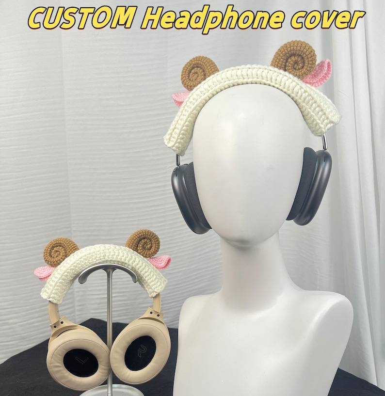Peut inclure: Une housse de casque blanche en crochet avec des oreilles brunes et roses. La housse est pr&eacute;sent&eacute;e sur un casque noir et un casque beige.