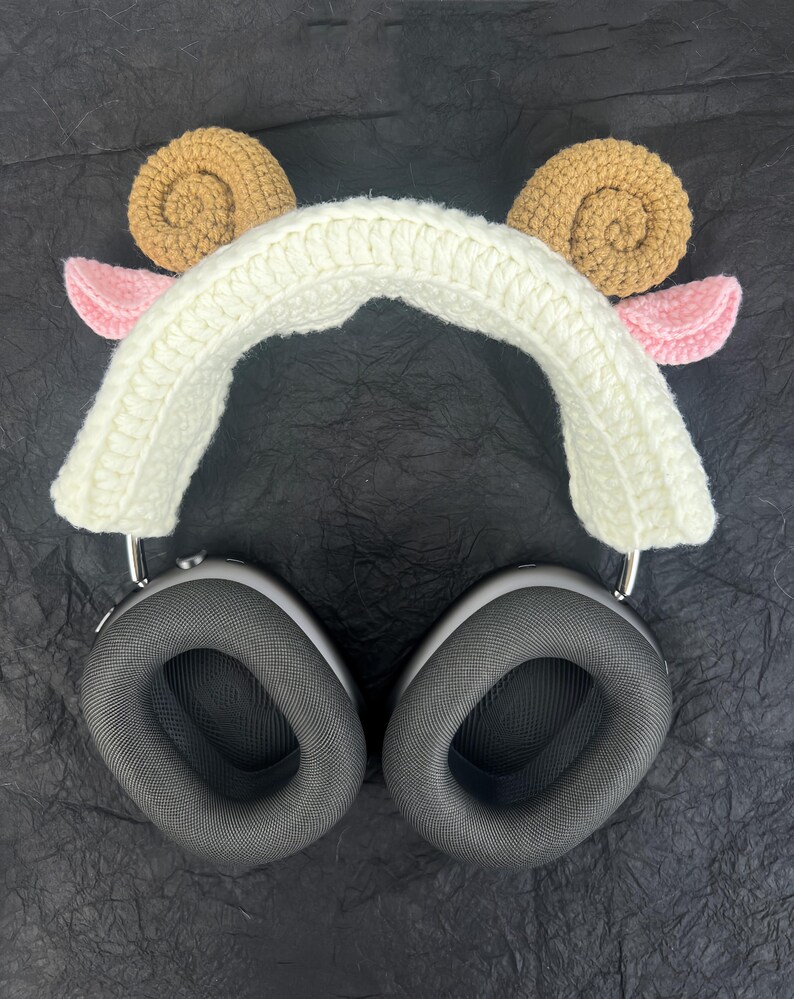 Peut inclure: Bandeau en crochet blanc avec des oreilles d'agneau brunes et roses. Le bandeau est con&ccedil;u pour s'adapter sur des &eacute;couteurs.