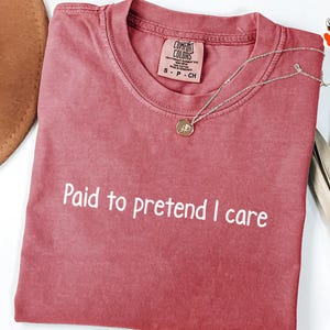 Comfort Colors® 気を遣っているふりをするためにお金を払う、面白いワークシャツ、皮肉なオフィスTシャツ、同僚への贈り物、生意気な企業シャツ、企業悪役Tシャツ