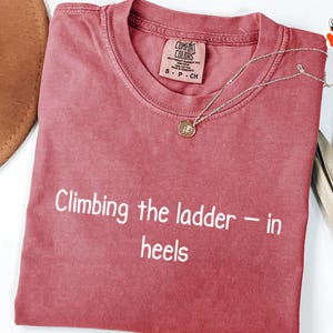 Comfort Colors® ハイヒールで梯子を登る、面白いワークシャツ、皮肉なオフィスTシャツ、同僚へのギフト、生意気な悪役Tシャツ、ユーモアTシャツ