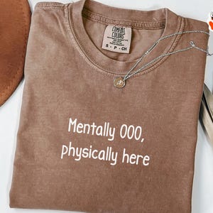 Comfort Colors® 精神的にOOO、身体的にここに、面白いワークシャツ、皮肉なオフィスTシャツ、同僚へのギフト、生意気な企業の悪役シャツ、ユーモア