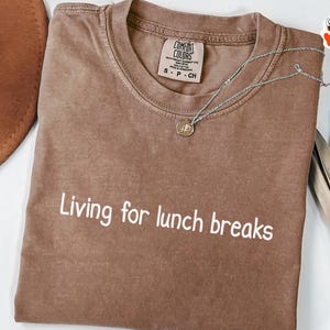 Comfort Colors® Living for lunch breaks 面白いワークシャツ、皮肉なオフィスTシャツ、同僚へのギフト、生意気な企業シャツ、企業悪役Tシャツ