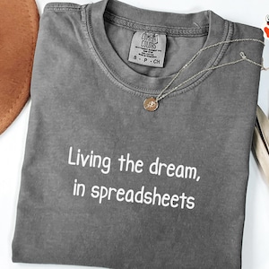 Comfort Colors® スプレッドシートで夢を生きる、面白いワークシャツ、皮肉なオフィスTシャツ、同僚への贈り物、生意気な企業の悪党シャツ