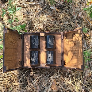 A01. Vasos de chupito con carcasa de lanzagranadas: Juego de 4 vasos de recuerdo de guerra (caja marrón)