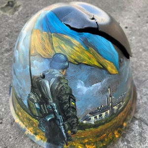 16. russian soldier&#39;s helmet, the trophy from war in Ukraine / Souvenirs from war in Ukraine