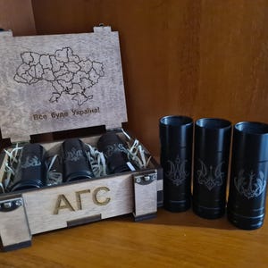 A12. Een set van 3 WOG 17-glazen van schelpen gemaakt tijdens de oorlog in Oekraïne / souvenirs uit de oorlog in Oekraïne (bruine doos)