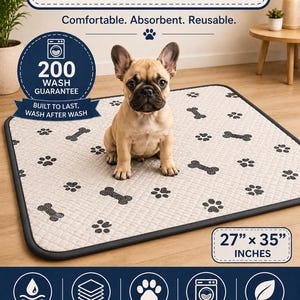 Puede incluir: Un empapador lavable para mascotas de 70 por 90 cm con una superficie de color crema y un patrón negro repetitivo de huellas y huesos. La alfombrilla rectangular tiene un borde negro y está etiquetada con texto como 200 wash guarantee.