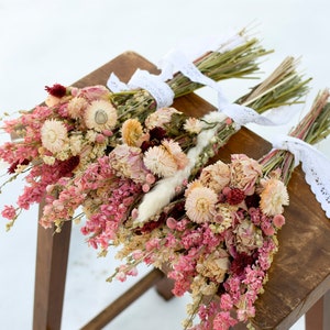 母の日のお花、ピンクとクリーム色の野花の花束、ドライフラワーの花束、春の花束