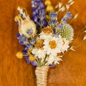 Boutonnière lavande séchée : accessoire de mariage fleurs sauvages violettes