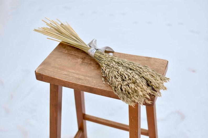 Dried oats tied with a gray satin ribbon.