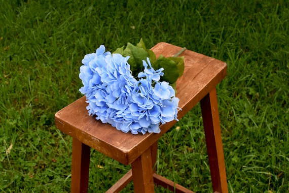 Cespuglio di ortensie di seta blu, ortensie blu francesi, fiori da
