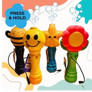 Peut inclure: Quatre baguettes à bulles en plastique avec poignées et têtes en forme de personnage : une abeille noire et jaune, un smiley jaune, une étoile jaune et une fleur rouge. Chaque baguette a une dragonne noire et un interrupteur. Texte PRESS & HOLD.