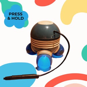 Pode incluir: Um dispositivo eletrônico azul e bege com um cabo preto e uma ponta semelhante a uma caneta. O dispositivo tem um topo arredondado e uma luz azul brilhante na base. O texto "PRESS & HOLD" está em uma nuvem azul.