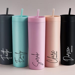 Brautjungfer Geschenk, personalisierter Becher mit Deckel und Strohhalm, Weihnachtsbecher, Skinny Cup, Junggesellinnenabschied Geschenke Brautjungfer Vorschlag Geschenk