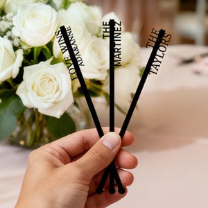 Gegraveerde naam roerstaafjes, aangepaste acryl cocktailprikkers, gepersonaliseerd feestbardecor voor cadeau-idee voor bruiloft, verjaardag of feest