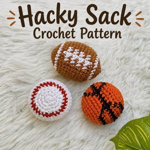 Op de afbeelding: Drie gehaakte hacky sacks in de vorm van sportballen, waaronder een bruine football met witte veters, een witte honkbal met rode stiksels en een oranje basketbal met zwarte lijnen. De tekst Hacky Sack Crochet Pattern is zichtbaar.