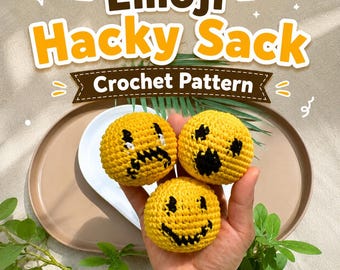 Könnte beinhalten: Drei gelbe Häkelsäcke mit Emoji-Gesichtern, darunter ein lächelndes, weinendes und wütendes Gesicht. Das Bild enthält auch den Text "Emoji Hacky Sack Crochet Pattern."