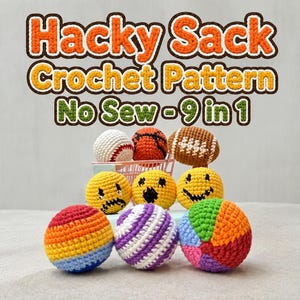Peut inclure: Plusieurs balles de hacky sack crochetées aux couleurs vives, dont des modèles de ballons de sport et des visages souriants. Le texte "Hacky Sack Crochet Pattern No Sew - 9 in 1" est affiché. Les balles sont sur une surface grise claire.