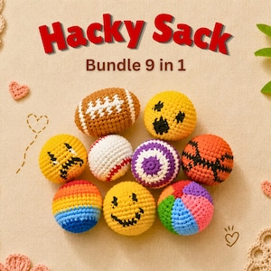 Op de afbeelding: Een verzameling van negen kleurrijke, gehaakte hacky sacks. De set bevat een voetbal, honkbal, basketbal, smiley gezichten en andere ballen met patronen. De tekst "Hacky Sack Bundle 9 in 1" staat in het rood. De items zijn gerangschikt op een beige oppervlak.