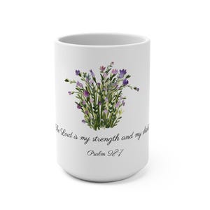 Może przedstawiać: Biały kubek ceramiczny z kwiatowym wzorem i tekstem "The Lord is my strength and my shield. Psalm 28:7"