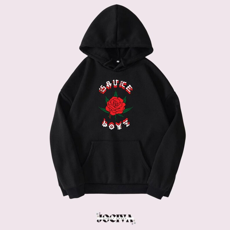 Puede incluir: Sudadera con capucha negra con bolsillo delantero y cord&oacute;n. La parte delantera presenta un gr&aacute;fico de rosa roja con hojas verdes y el texto "SAUCE BOYZ" en rojo y blanco. La sudadera tiene capucha y mangas largas.