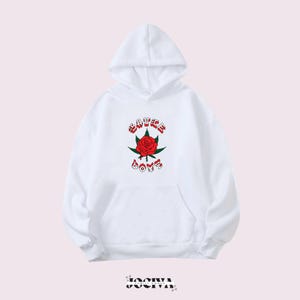 Puede incluir: Sudadera con capucha blanca con bolsillo delantero y capucha con cord&oacute;n. La parte delantera presenta un gr&aacute;fico de una rosa roja y hojas verdes con las palabras "SAUCE BOYZ" en rojo y verde. La sudadera tiene un estilo casual.