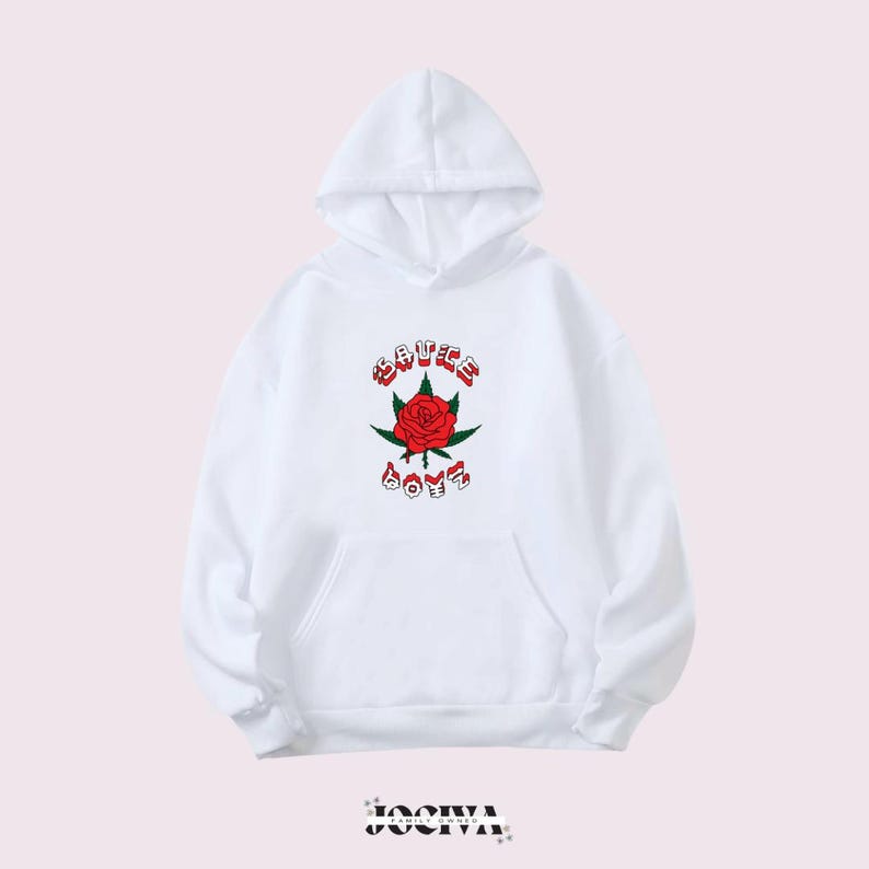 Puede incluir: Sudadera con capucha blanca con bolsillo delantero y capucha con cord&oacute;n. La parte delantera presenta un gr&aacute;fico de una rosa roja y hojas verdes con las palabras "SAUCE BOYZ" en rojo y verde. La sudadera tiene un estilo casual.