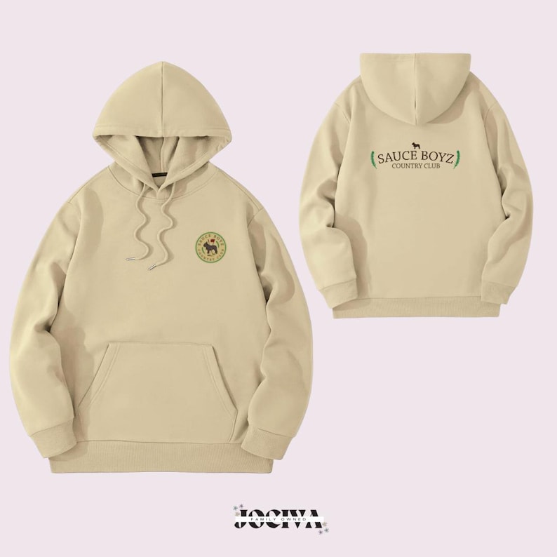 Puede incluir: Sudadera con capucha beige con bolsillo delantero y capucha. La parte delantera presenta un emblema circular con una ilustraci&oacute;n de un caballo. La parte trasera de la sudadera muestra el texto "(SAUCE BOYZ) COUNTRY CLUB" en verde.