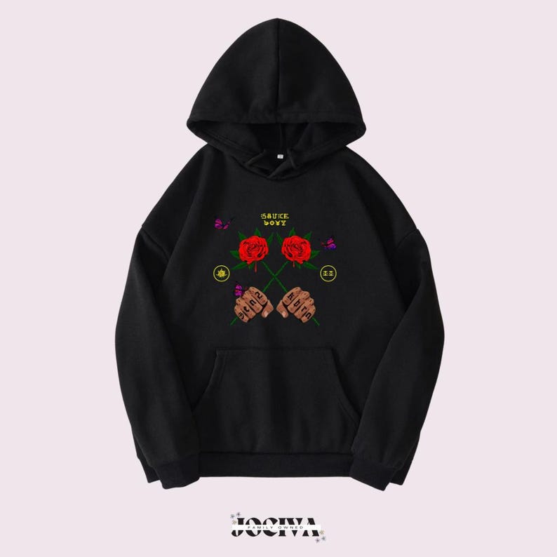 Puede incluir: Sudadera con capucha negra con bolsillo delantero. El dise&ntilde;o gr&aacute;fico presenta dos rosas rojas, pu&ntilde;os con tatuajes y el texto "SAUCE BOYZ". El dise&ntilde;o tambi&eacute;n incluye mariposas y s&iacute;mbolos circulares.