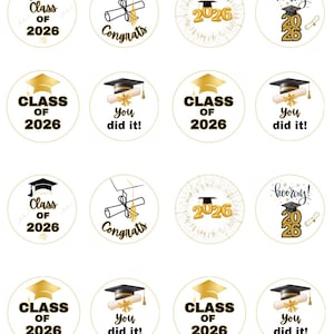 Puede incluir: Una colección de diseños circulares con temática de graduación. Cada diseño presenta un birrete, un pergamino y el texto "Class of 2026", "Congrats" o "You did it!" en negro y dorado. Algunos diseños incluyen la palabra "hooray!"