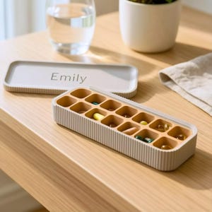 Organizador semanal de pastillas personalizado de 14 compartimentos / Estuche de viaje para medicamentos, tapa segura, tamaño mediano