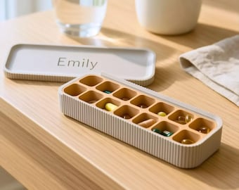 Organizador semanal de pastillas personalizado de 14 compartimentos / Estuche de viaje para medicamentos, tapa segura, tamaño mediano