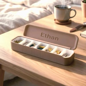 Schlanke Größe, individueller Name, Pillendose | Personalisierte 7-Tage-Pillendose mit Schiebedeckel | Lustiger Organizer für Medikamente