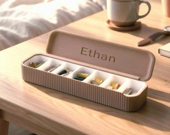 Organizador de pastillas semanal de tamaño delgado con nombre personalizado / Estuche para pastillas personalizado de 7 días con tapa deslizante / Lindo organizador de medicamentos