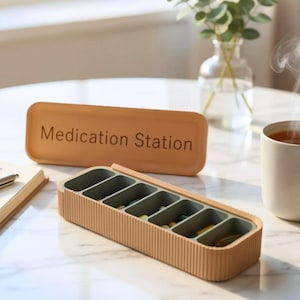 Organizador de pastillas semanal de tamaño mediano, personalizado con nombre a medida / Organizador de medicamentos bonito / Pastillero de 7 días para mañana/noche con tapa deslizante