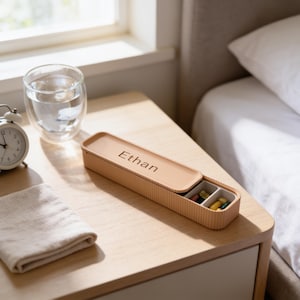 Mince, nom personnalisé, pilulier hebdomadaire | Pilulier personnalisé 7 jours avec couvercle coulissant | Organiseur de médicaments mignon