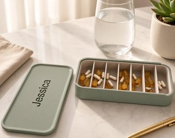 Organizador de pastillas semanal de tamaño extragrande con nombre personalizado / Estuche para pastillas personalizado de 7 días con tapa deslizante / Bonito organizador de medicamentos