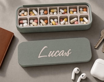Tamaño mediano, personalizado, con nombre a medida, lindo organizador semanal de pastillas / Estuche para medicamentos de viaje / Estuche para pastillas de 14 días AM/PM con tapa deslizante