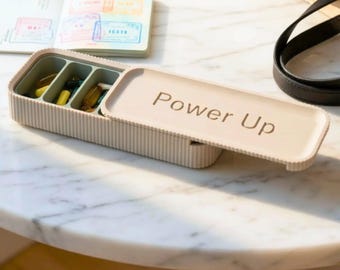 Organizador de pastillas semanal de gran tamaño, con nombre personalizado / Estuche para pastillas de 7 días con tapa deslizante / Bonito organizador de medicamentos